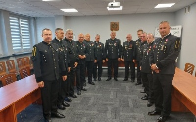 71 uhonorowanych\