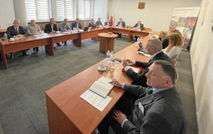 OTWARCIE OFERT PRZETARGU NA UZDATNIANIE REJONU CMENTARZA W TRZEBINI (2)