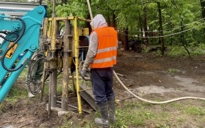 TRWAJĄ PRACE STABILIZUJĄCE GRUNT (2)