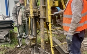 TRWAJĄ PRACE STABILIZUJĄCE GRUNT (3)