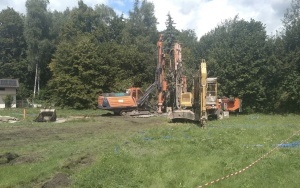 W TRZEBINI KONTYNUOWANE SĄ PRACE STABILIZUJĄCE GRUNT (2)