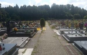 PODPISANO UMOWĘ NA UZDATNIANIE CMENTARZA W TRZEBINI (3)