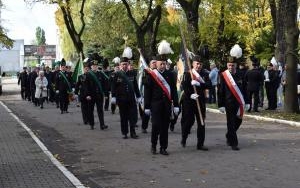Przejście z budynku dyrekcji pod tablicę pamiątkową. Prowadzą - poczty sztandarowe